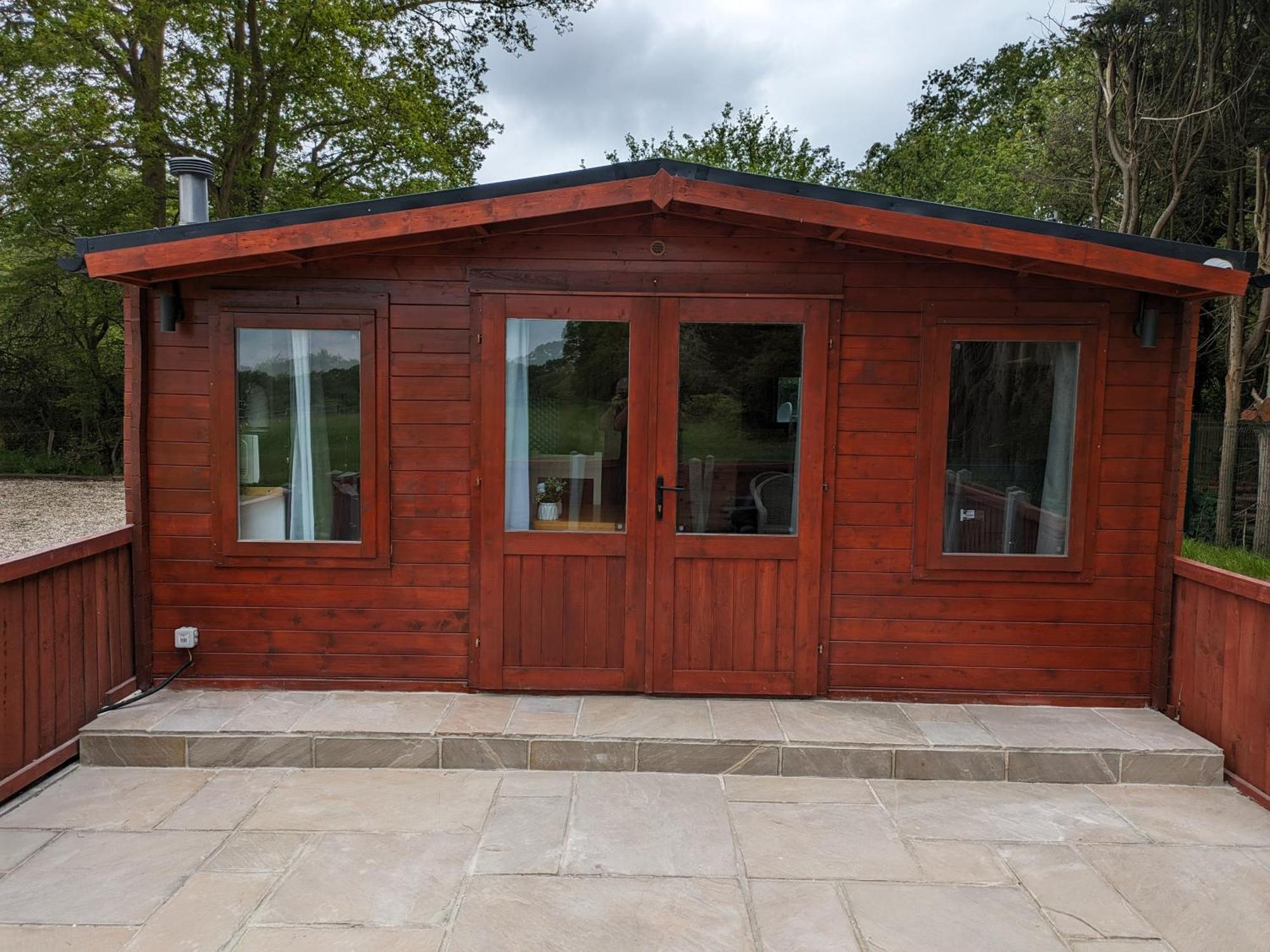 Cosy Cabin Apartment Stock Exterior photo